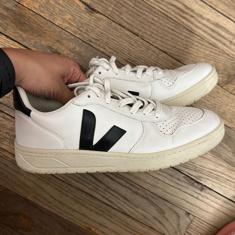 WHITE AND BLACK VEJA